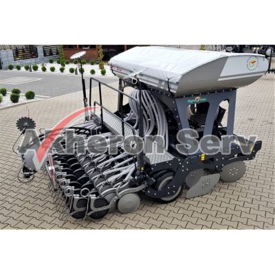 Semănatoarea cu pregătire Agro-Tom purtată